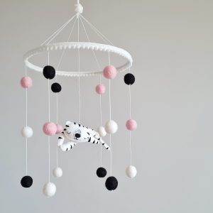How to choose a toy for a newborn?