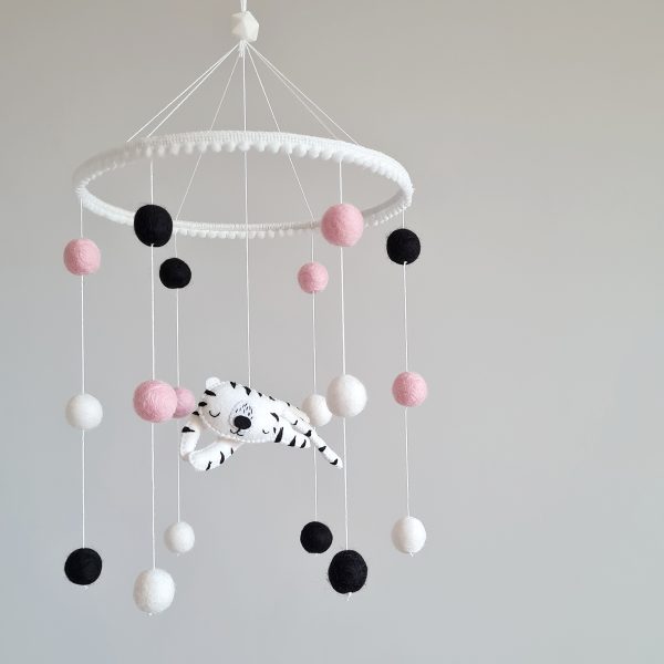 How to choose a toy for a newborn?