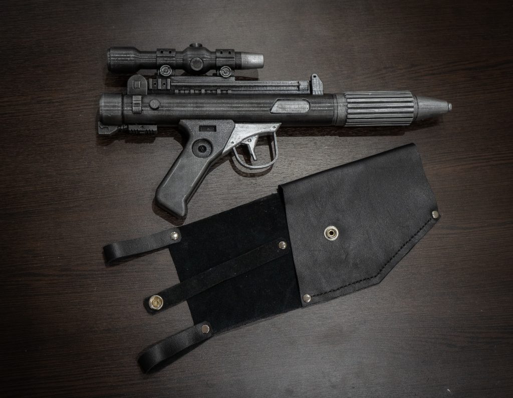 DH-17 blaster pistol| Star Wars Cosplay holster, stand - Crealandia