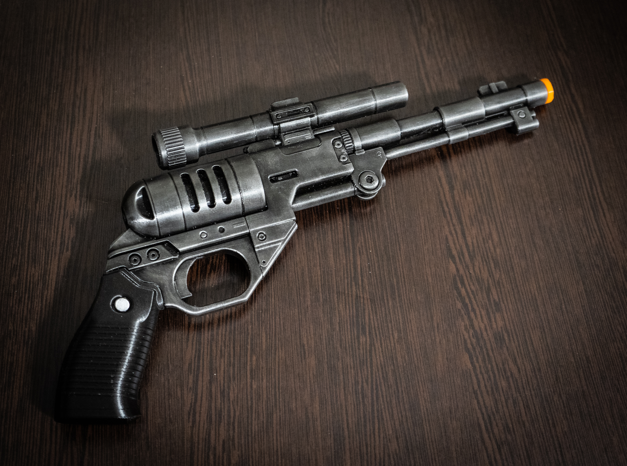 DE-10 blaster pistol| Star Wars Cosplay Prop - Crealandia