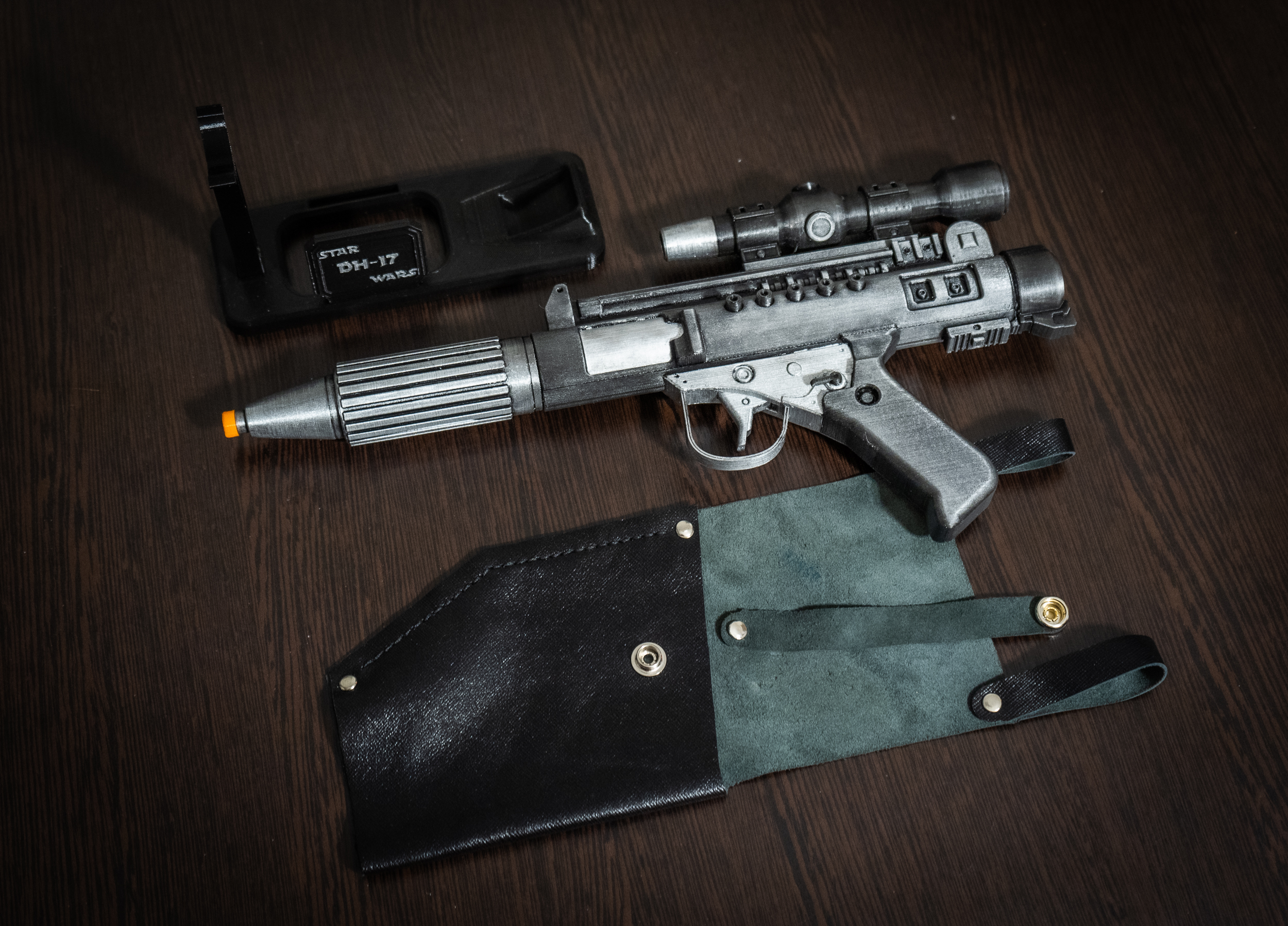 DE-10 blaster pistol| Star Wars Cosplay Prop - Crealandia