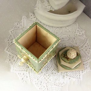 Vintage-Olive-jewelry-box-of-medium-size-in-a-classic-style-in-the-technique-of-decoupage