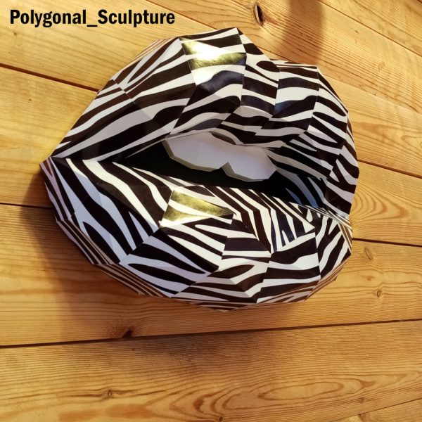 En A4 Lips Polygonal Sculpture