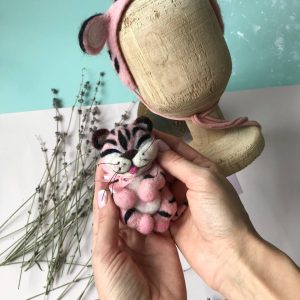Felted tiget toy and tiger hat. Newborn prop tiger costume.