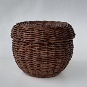 Basket for kitchen storage, with lid, for vegetables, garlic