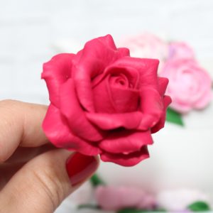 A gorgeous spoon with a 1 rose for your beloved mom