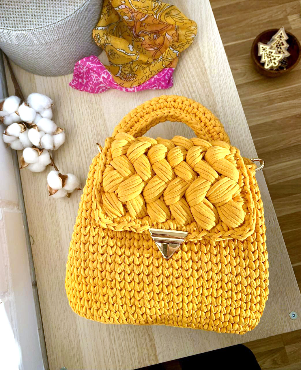 T-SHIRT YARN CLUTCH – FREE crochet pattern