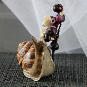 1 Unusual snail, realistic flower arrangement as a gift.