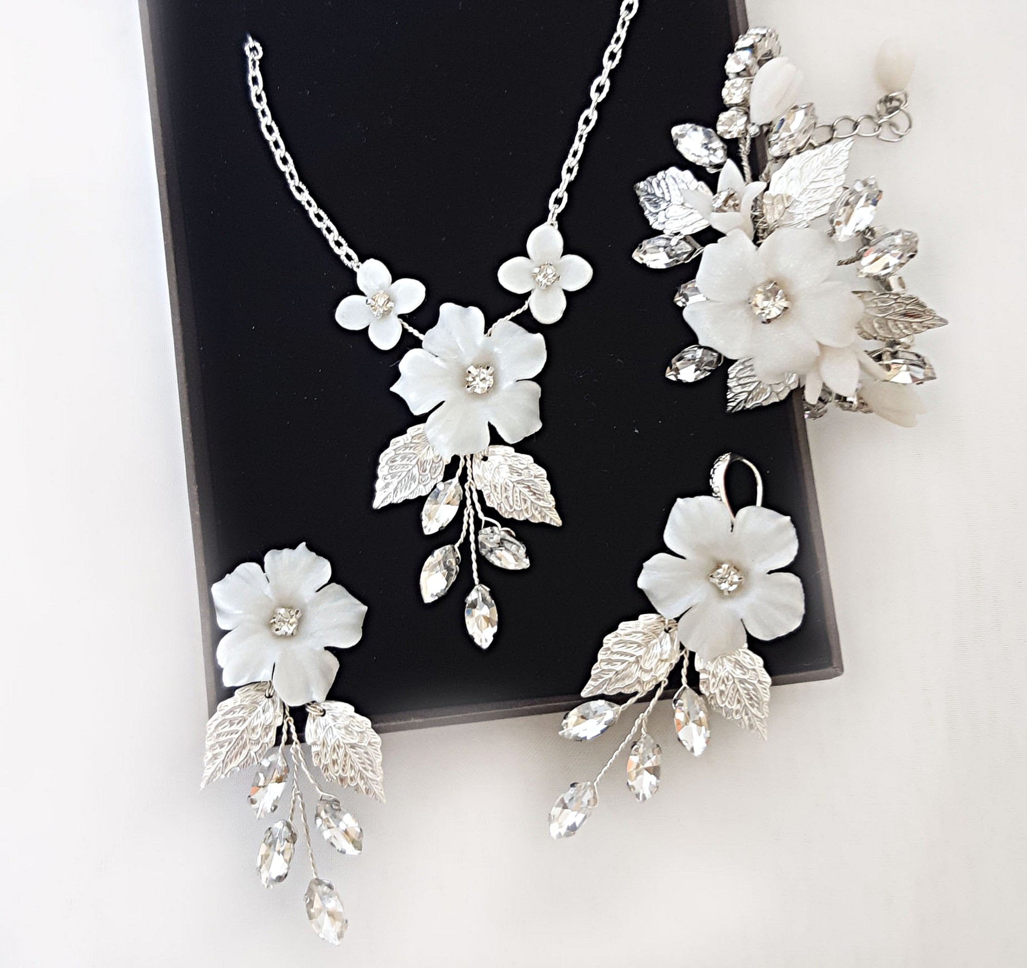 White flower necklace with earrings – Ambica