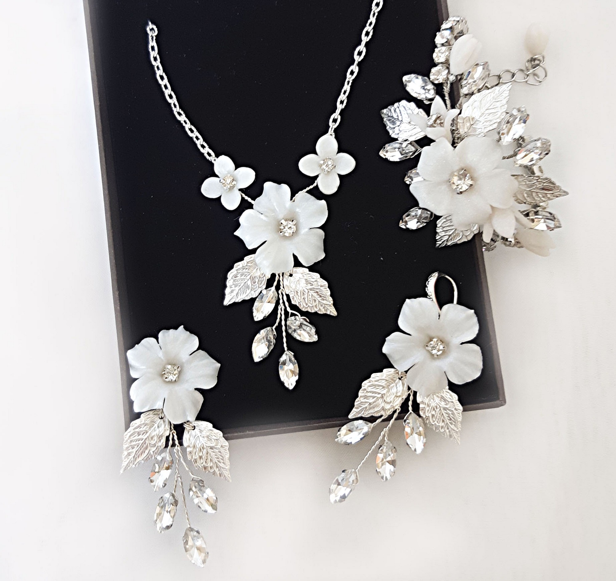 Bridal deals flower necklace