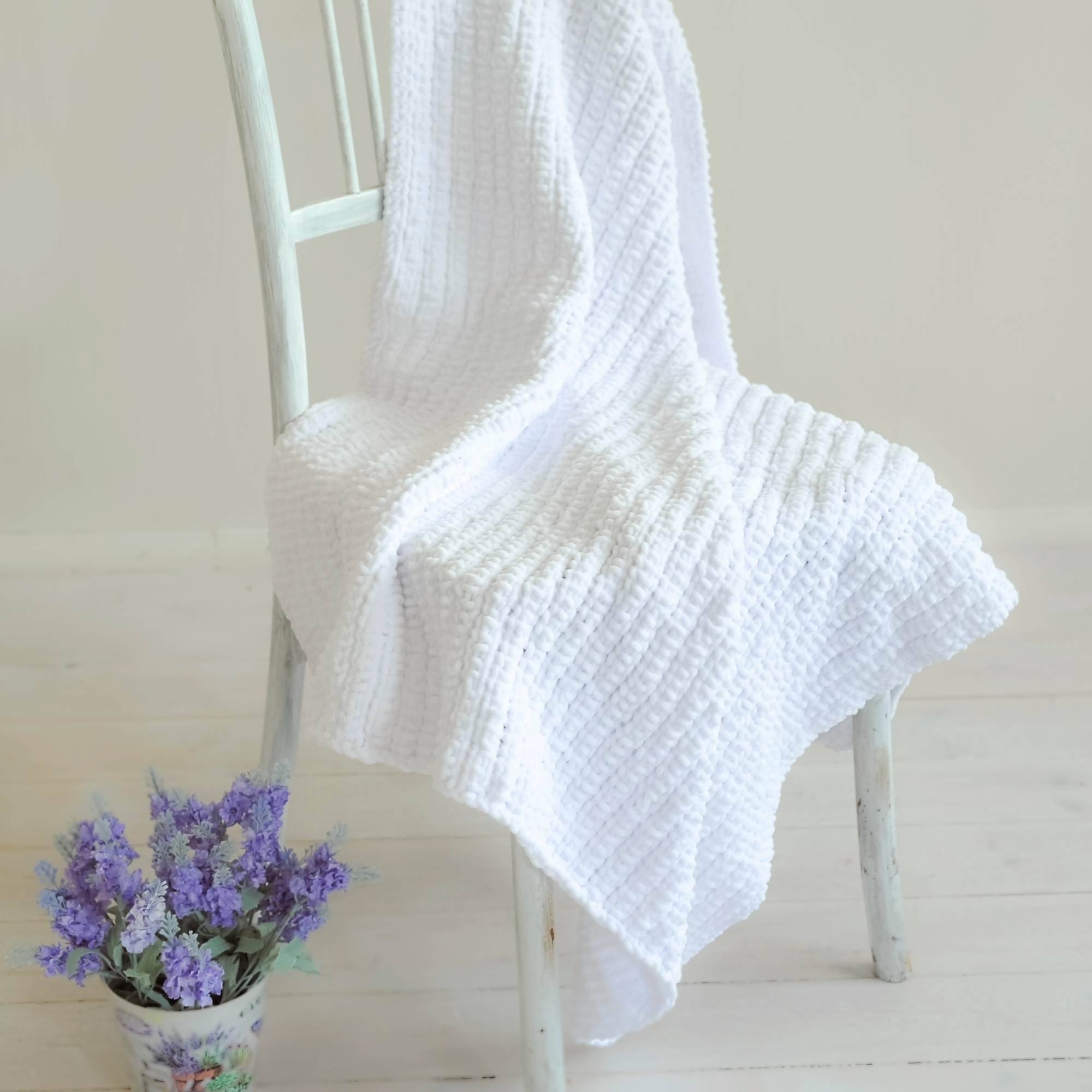 https://crealandia.com/wp-content/uploads/2022/06/BlanketKnittingPatternsForBulkyYarn.jpg