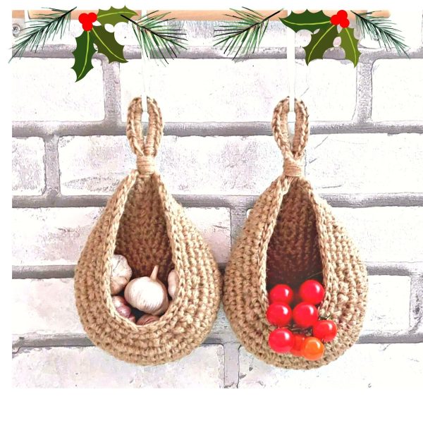 Christmas decorating ideas Minimalist wall hanging baskets