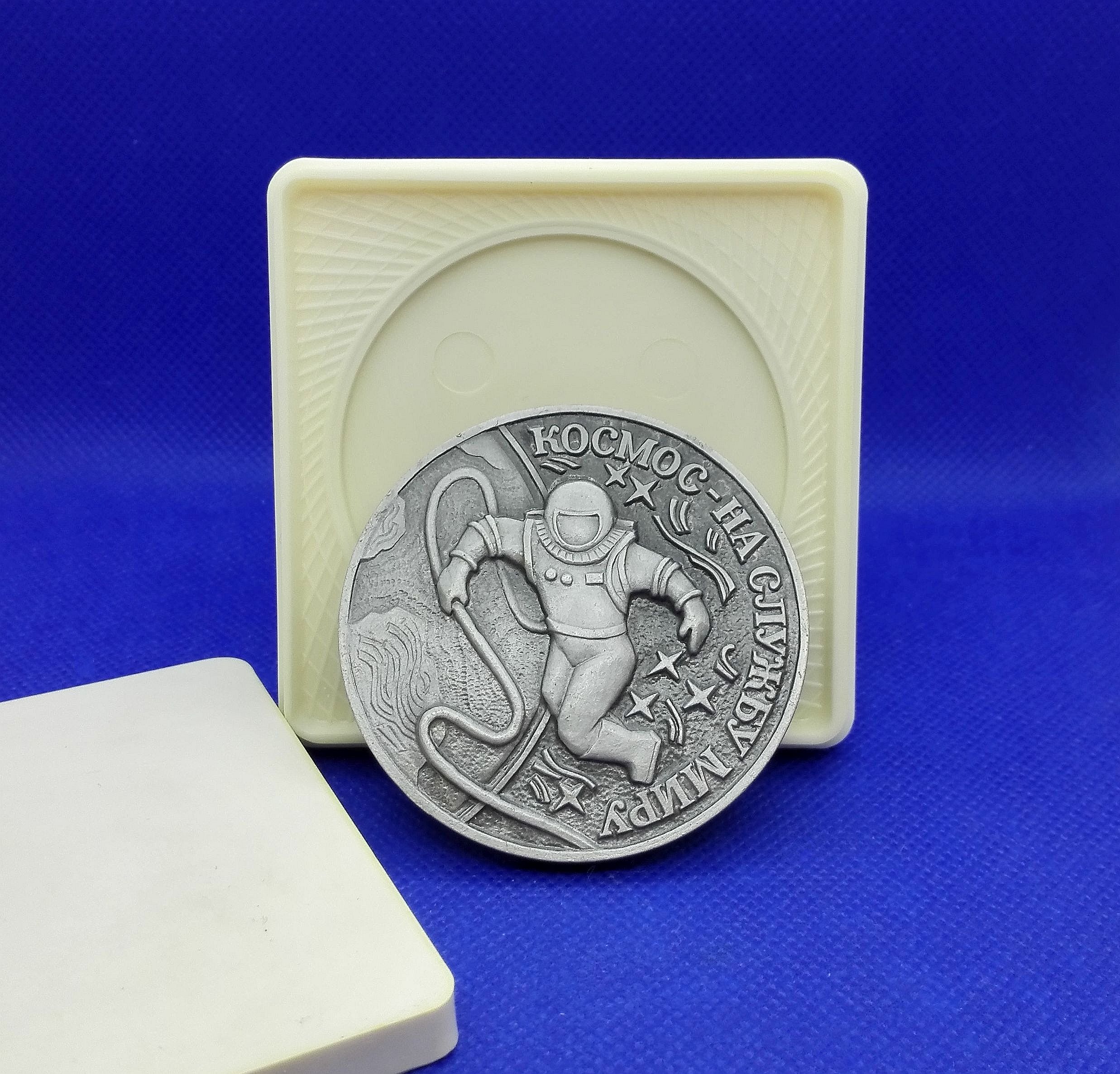 Vintage Soviet Commemorative Medal Soviet Space.Yuri Gagarin.USSR 4 Vintage Soviet Commemorative Medal Soviet Space.Yuri Gagarin.USSR - Image 4