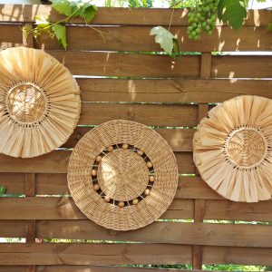 Wall wicker plates with raffia