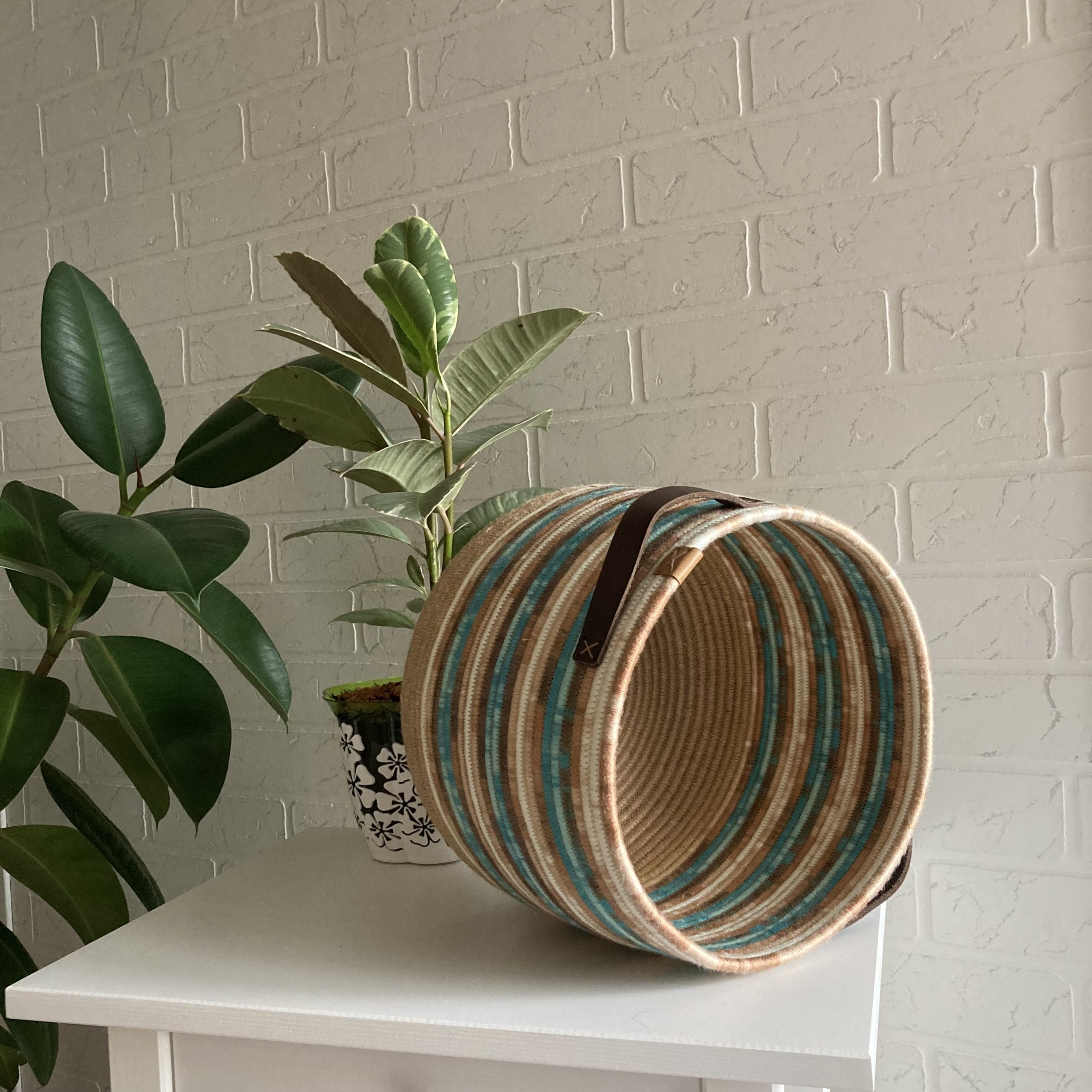 Large_plant_basket_with_handles