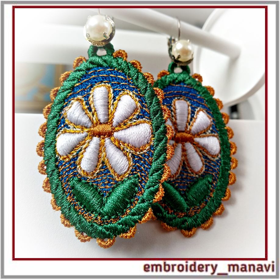 In the hoop embroidery set from bag, purse and keychain.