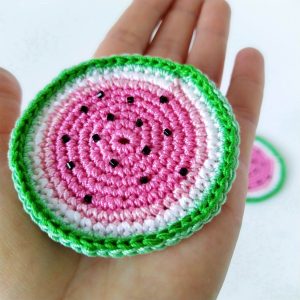 Absorbent car coasters in the shape of fruit, crocheted from cotton.