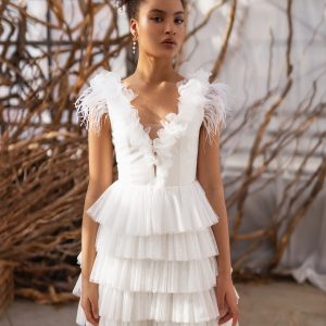 Cocktail mini wedding dress, with ruffled skirt, short white gown