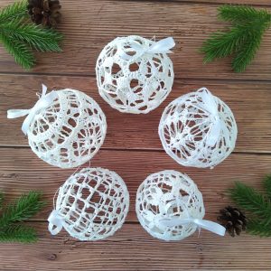 Crochet Christmas ornaments ball patterns 5 designs includes detailed instructions with pictures of each step for additional help. These crochet Christmas baubles can be used to decorate your home and Christmas tree. Quick to make, they'll make wonderful last minute gifts. Directions for starching the ornaments are also included.