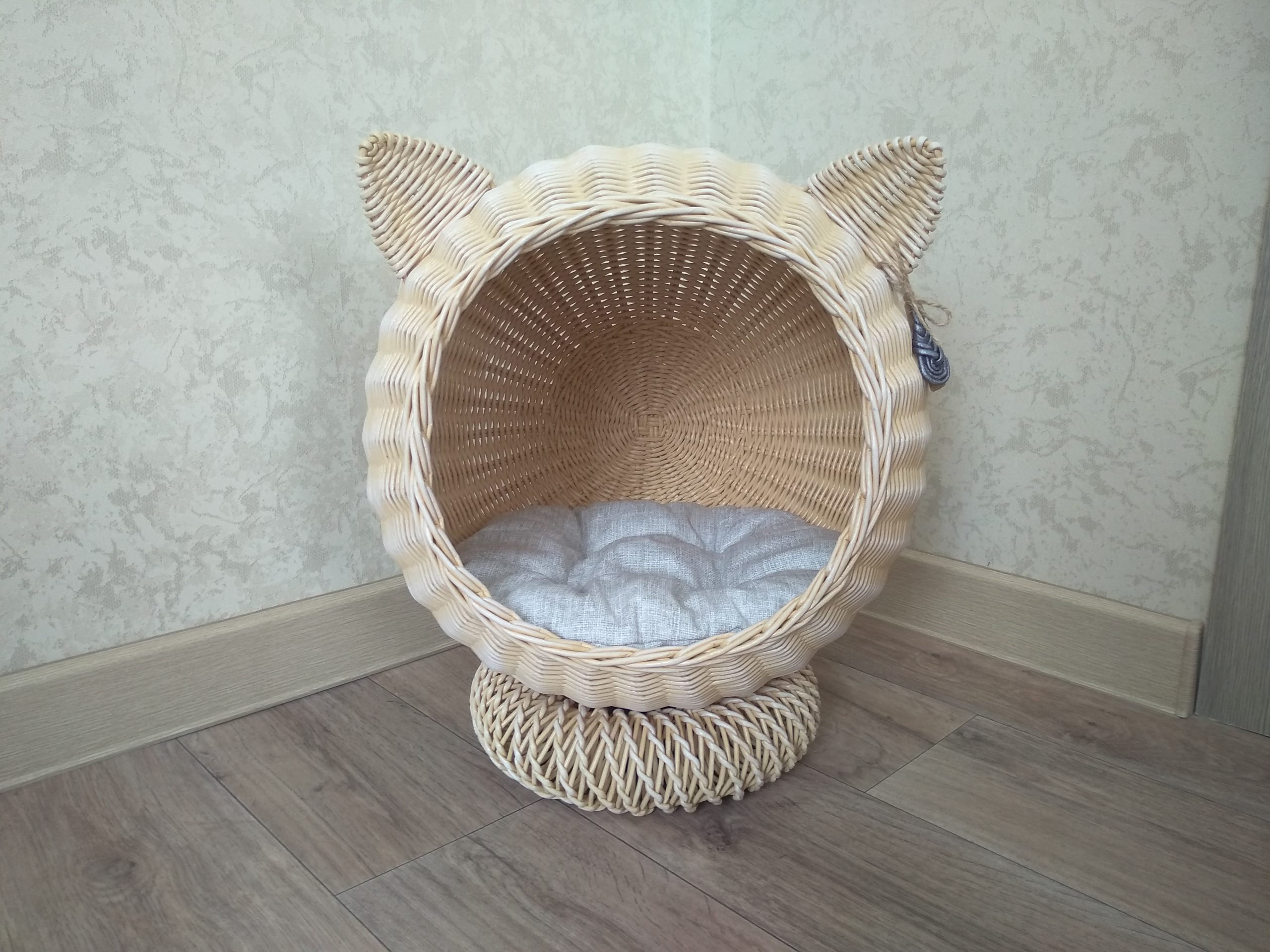 Cat bed in the form of a ball with ears