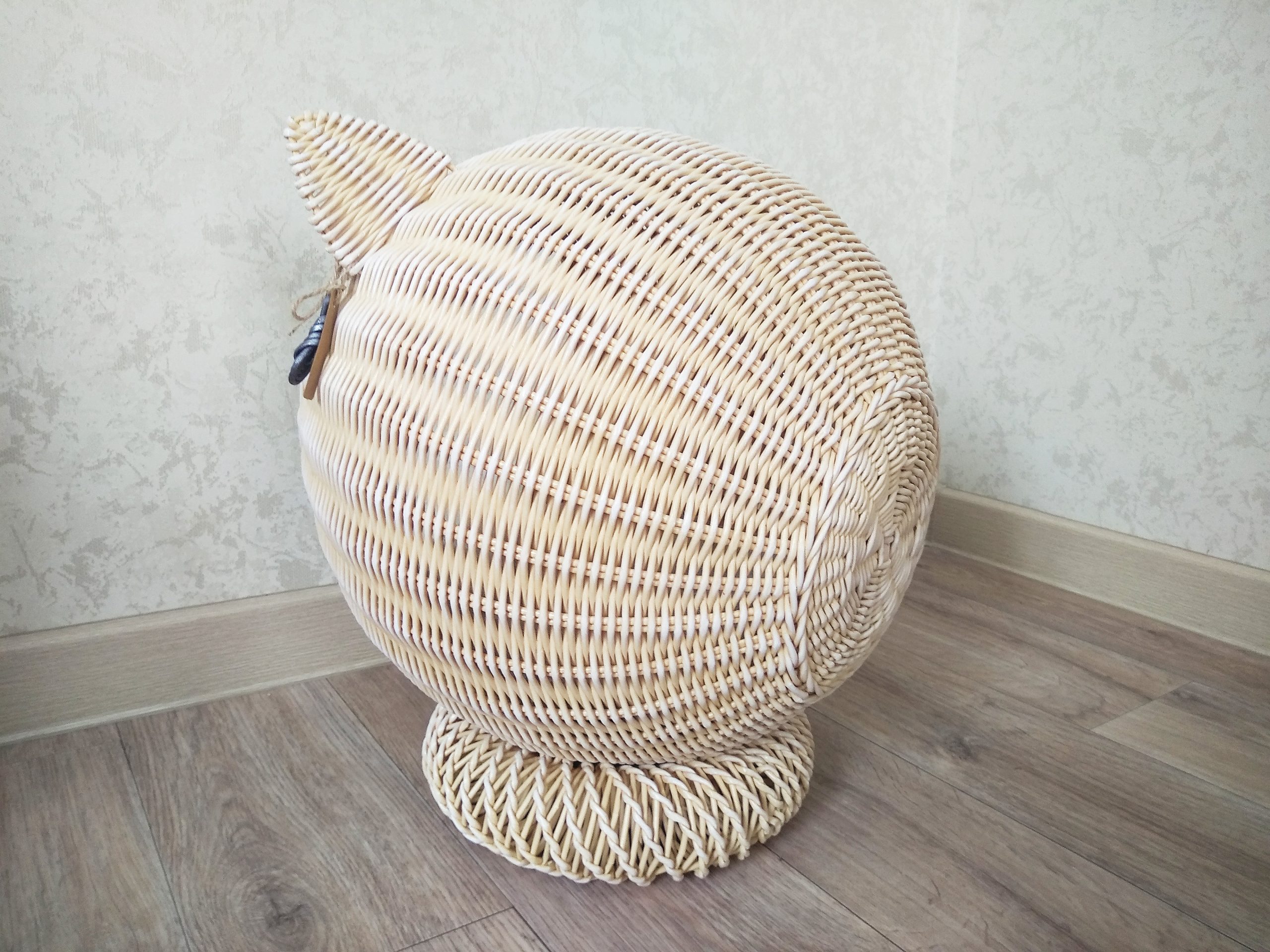 Cat bed in the form of a ball with ears