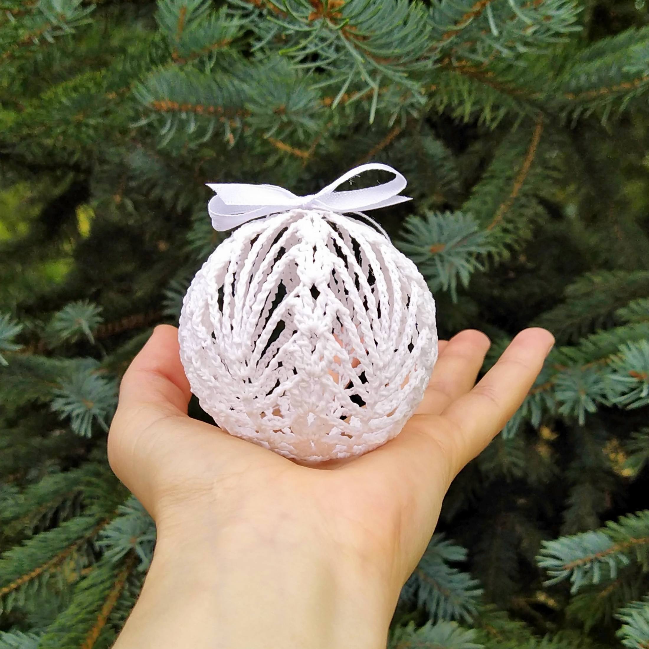 Crochet Christmas ornaments balls patterns easy 2 Crochet Christmas ornaments balls patterns easy includes detailed instructions with pictures of each step for additional help. These Christmas baubles can be used to decorate your home and Christmas tree. Quick to make, they'll make wonderful last minute Christmas gifts. The tutorial contains US and UK crochet terms. This ball pattern has 10 rounds and measures about 2.4" / 6 cm in diameter.