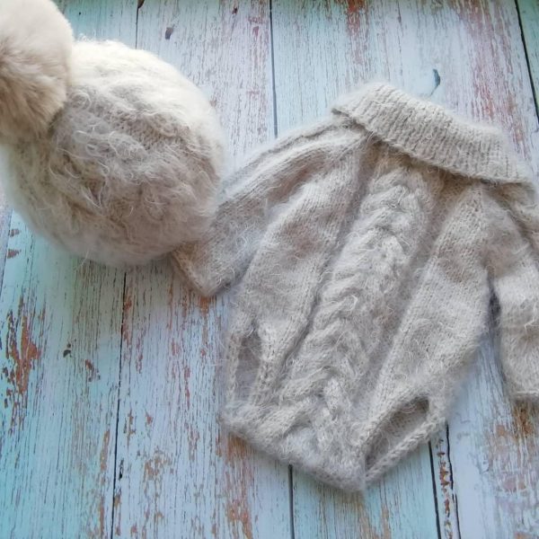 Set with braids, with fur pompom and collar