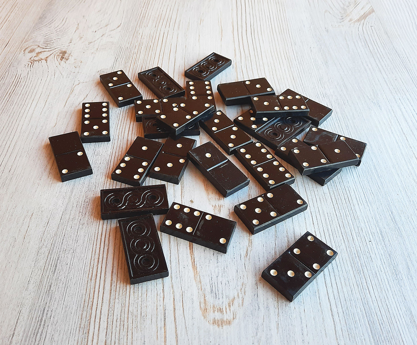 black dominoes4