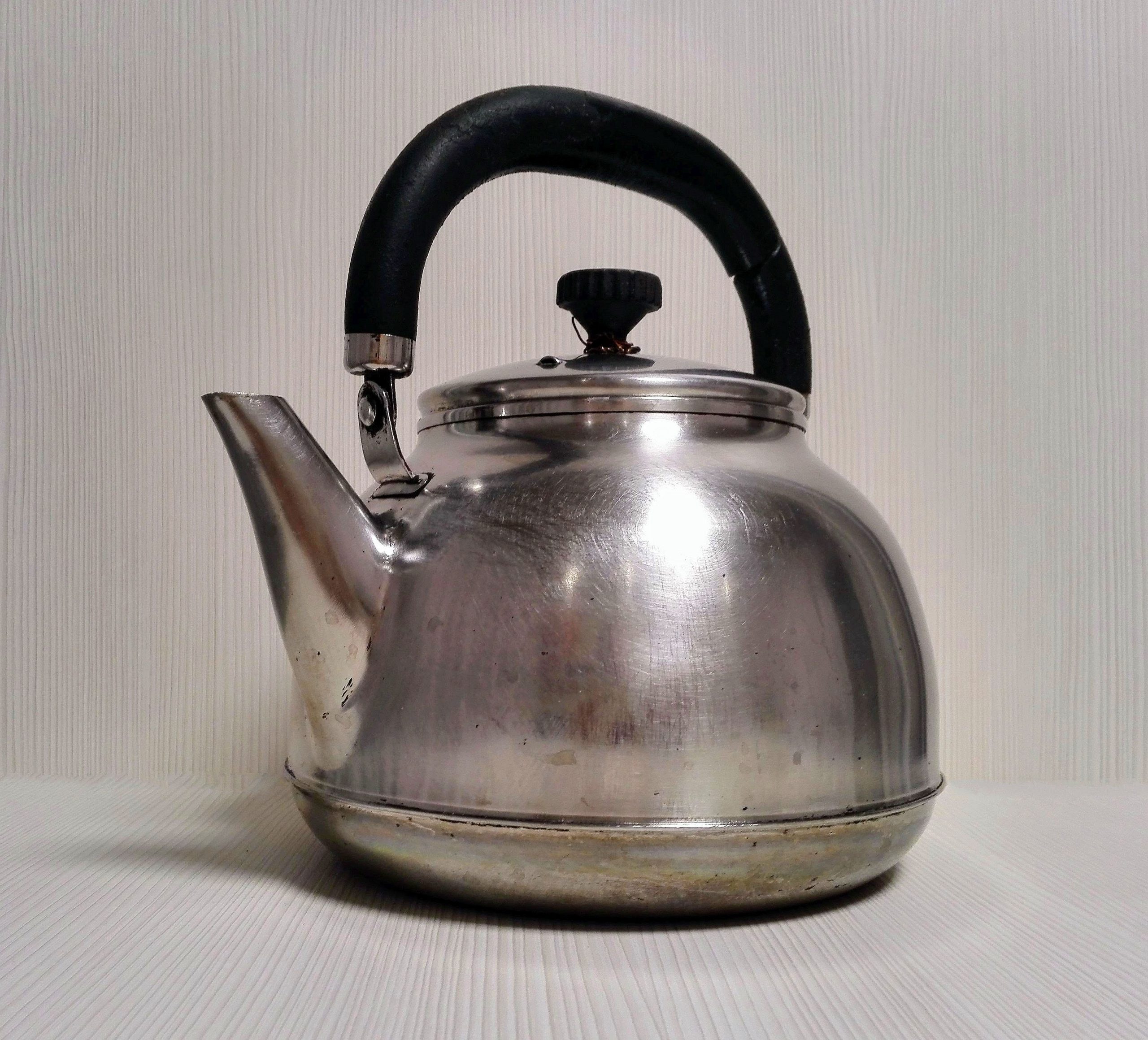 https://crealandia.com/wp-content/uploads/2022/10/silver-metal-coffee-pot-1-scaled.jpg