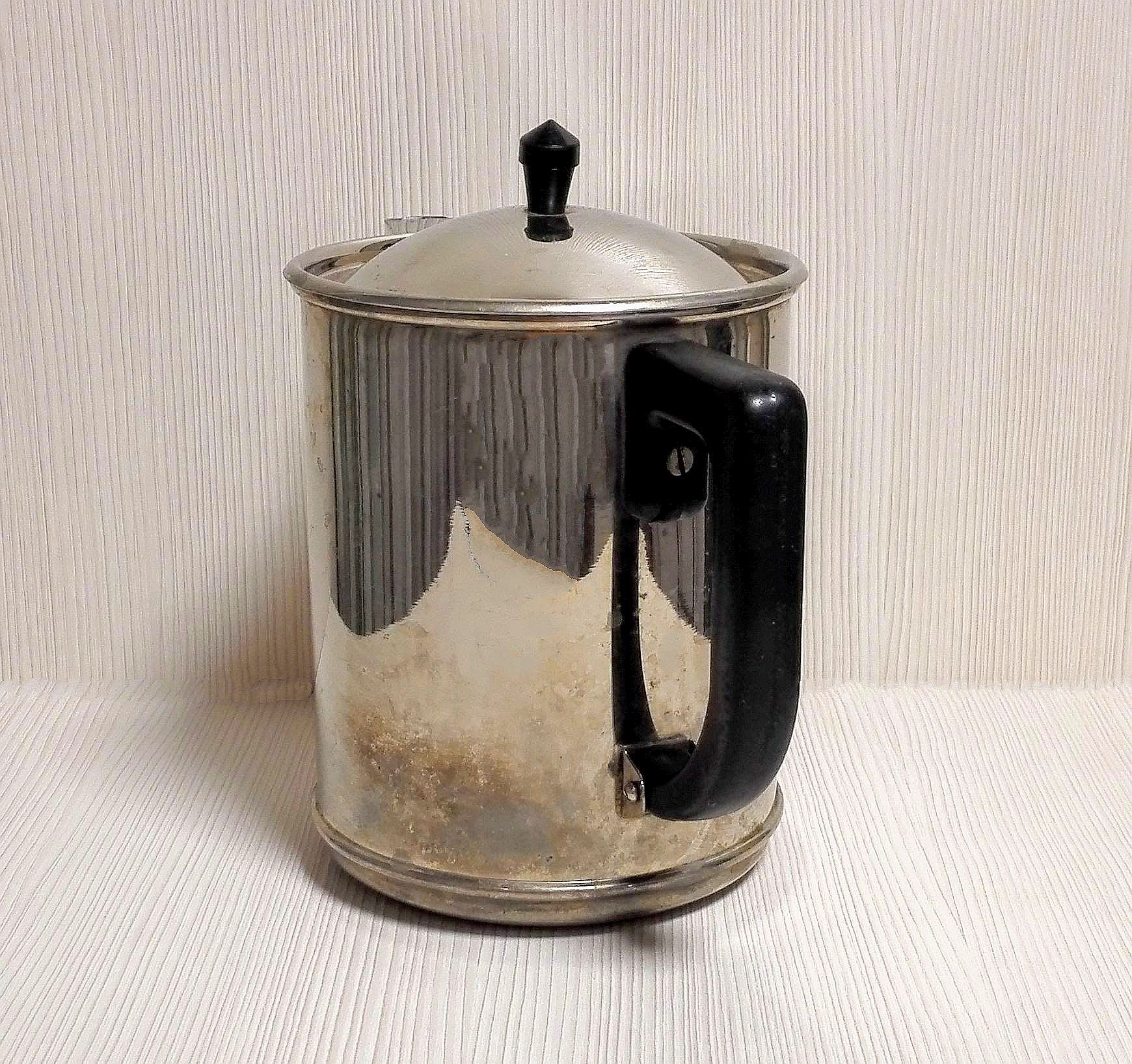 https://crealandia.com/wp-content/uploads/2022/10/silver-metal-coffee-pot.jpg