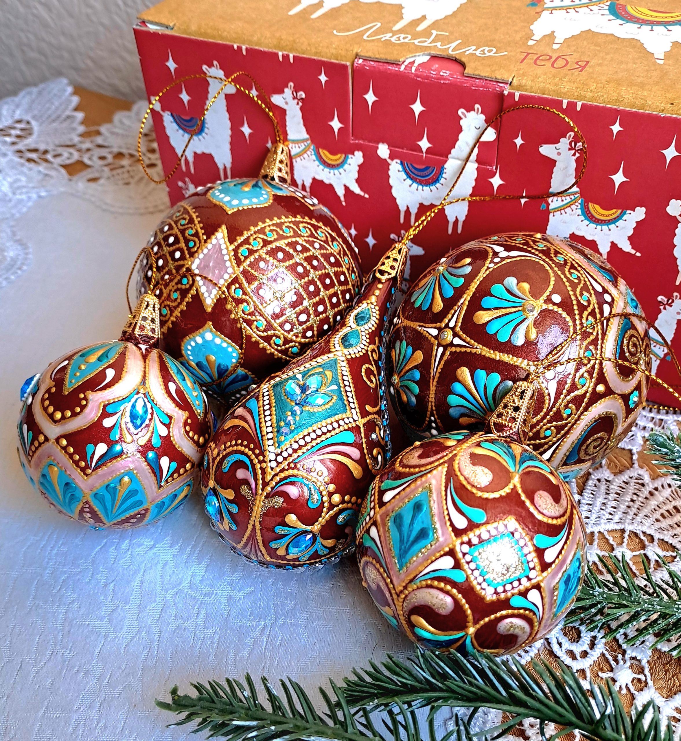 Charming Christmas tree ornaments will create a festive atmosphere in your home.