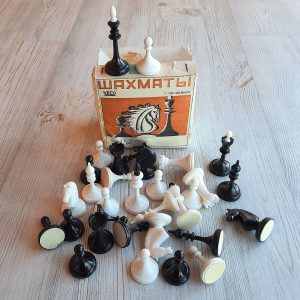 Soviet plastic chessmen set 1980s – Russian Chelyabinsk vintage chess pieces