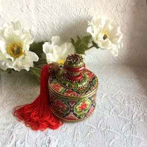 This is a box in the Eastern style with beautiful handle and decorated with a tassel. Arabic Jewelry box, Oriental Proposal ring box, Arabic Jewelry casket.The box is a unique and beautifully created gift, perfect for: Birthday, Christmas, Valentine's Day, wedding gift and any occasion, for mom, for wife.