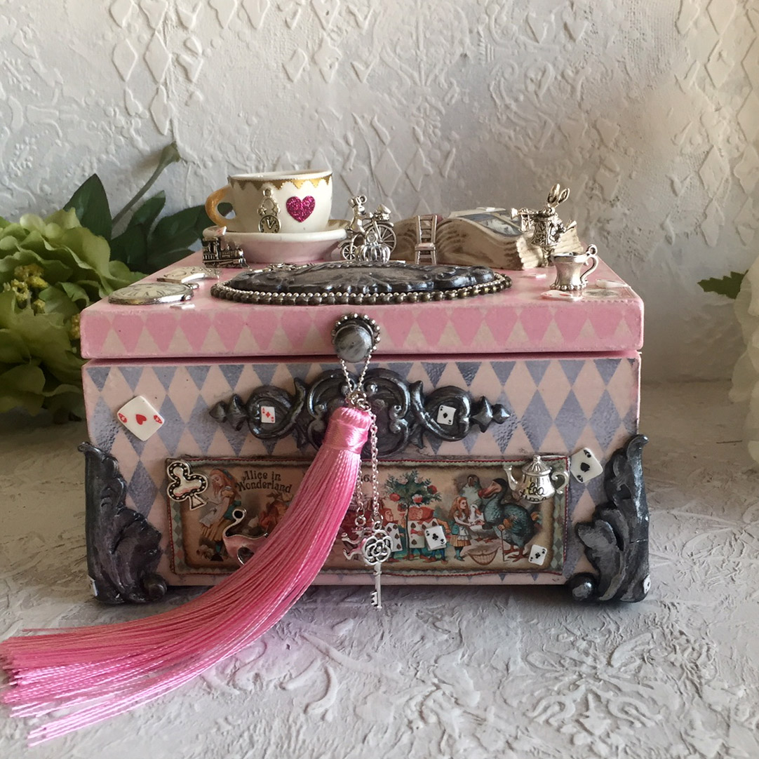 https://crealandia.com/wp-content/uploads/2022/12/Pink-and-Grey-Alice-box-Alice-in-Wonderland-White-rabbit-Ring-holder-Personalized-gift-1.jpg