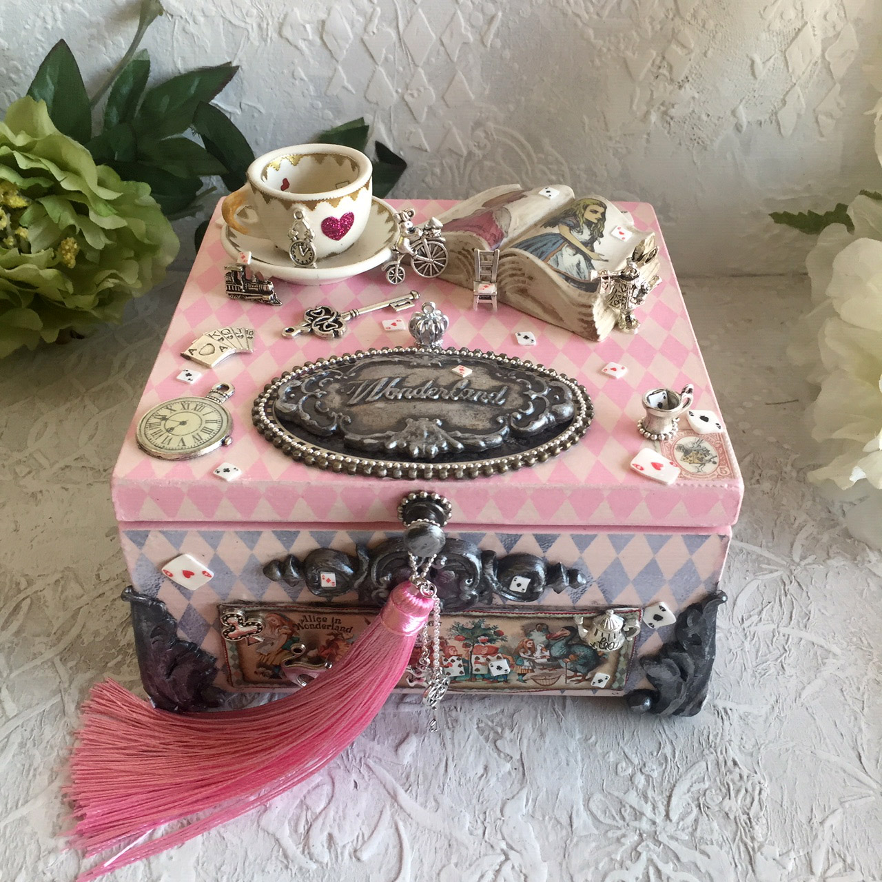 https://crealandia.com/wp-content/uploads/2022/12/Pink-and-Grey-Alice-box-Alice-in-Wonderland-White-rabbit-Ring-holder-Personalized-gift-2.jpg