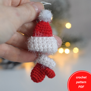 Inicio 1189 Mini hat and mini mittens. Red color. Pendant.