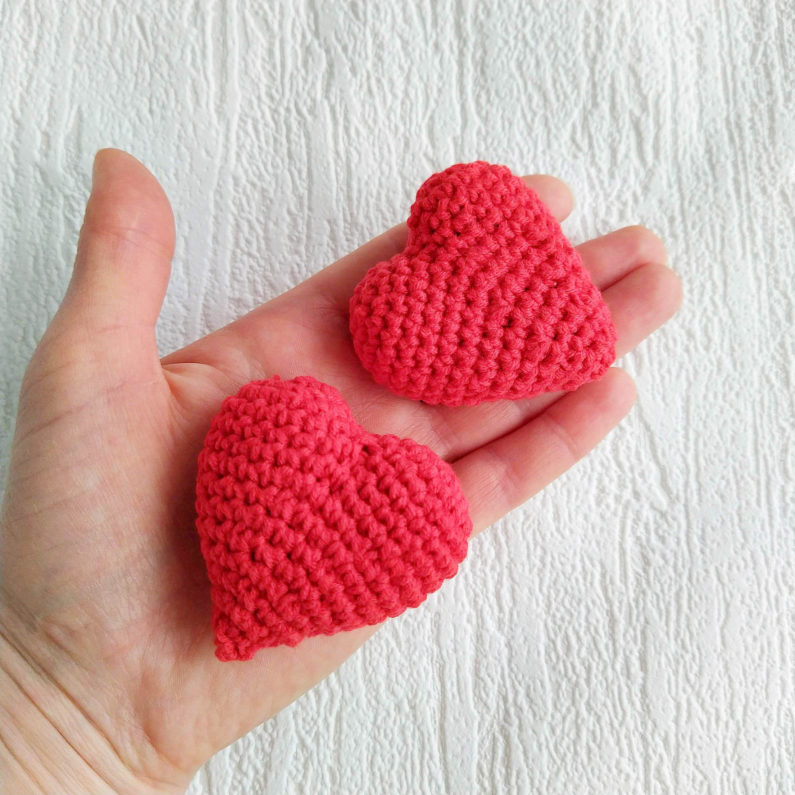 How to Make A Chunky Crochet Heart Wreath 