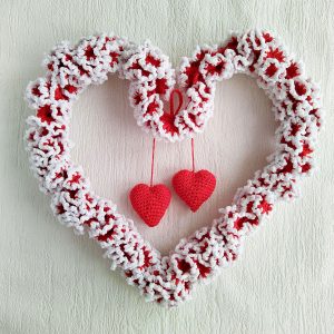 Crochet Valentine wreath heart shaped pattern. Tutorial contains US and UK crochet terms. Listing Includes step by step instructions and photos of the process. Size approx.: 14 x 13.4 inch / 36 x 34 cm