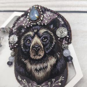 "Himalayan Bear" - handmade embroidered brooch details close up