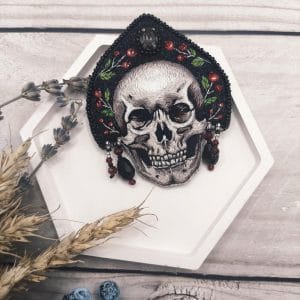 "Skull in a black crown", brooch, embroidery, front view