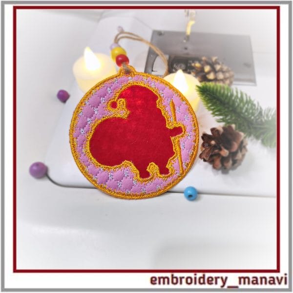 ITH Santa pendant for 4x4 hoop. Christmas embroidery design with instructions. Instant download for festive gifts.